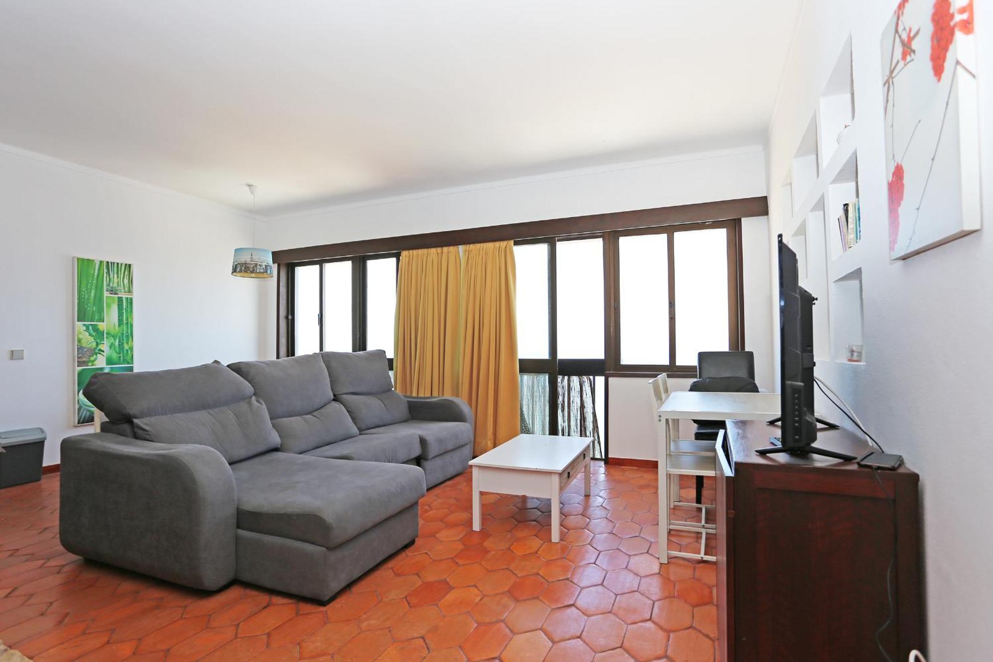 V - Seacliff Apartment *